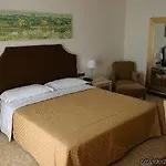 فندق Gallery 4*